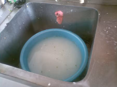 Hãi hùng rửa bát, đến chủ quán cơm không dám động tay vào ảnh 2