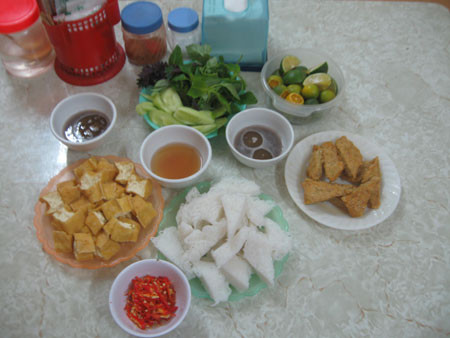 Khẩu phần ăn dành cho 2 người có giá 60 nghìn đồng gồm bún, đậu, chả cốm, rau thơm, mắm tôm và nước mắm.