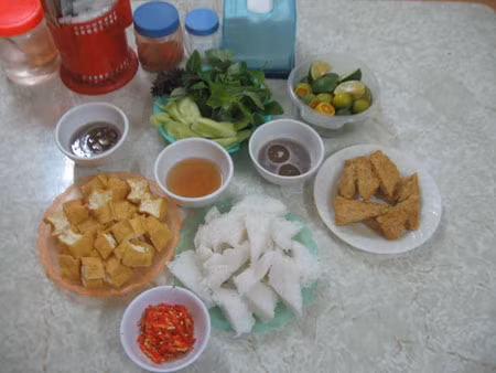 Khẩu phần ăn dành cho 2 người có giá 60 nghìn đồng gồm bún, đậu, chả cốm, rau thơm, mắm tôm và nước mắm.