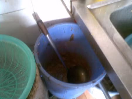 Hãi hùng rửa bát, đến chủ quán cơm không dám động tay vào ảnh 1