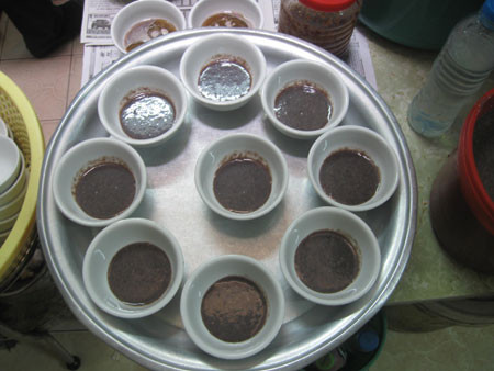 Mắm tôm được pha sẵn,, khi có khách đến chỉ cho thêm dầu nóng và ớt, quất.