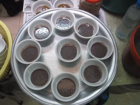 Mắm tôm được pha sẵn,, khi có khách đến chỉ cho thêm dầu nóng và ớt, quất.