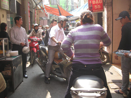 Khách chen nhau vào ngõ Phất Lộc ăn bún đậu mắm tôm.