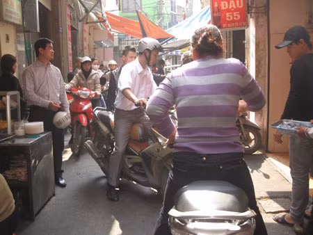 Khách chen nhau vào ngõ Phất Lộc ăn bún đậu mắm tôm.