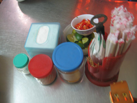 Gia vị món bún đậu chỉ có dấm, quất, chanh và ớt, tuyệt đối không dùng tương ớt cho vào mắm tôm.