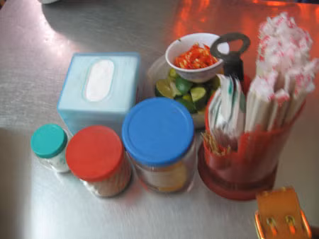 Gia vị món bún đậu chỉ có dấm, quất, chanh và ớt, tuyệt đối không dùng tương ớt cho vào mắm tôm.