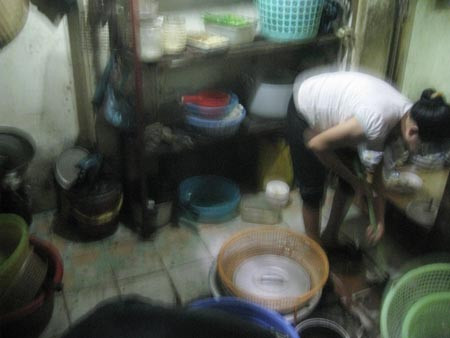Mục kích món canh pha nước lã, SV hết muốn ăn cơm ảnh 1 Mục kích món canh pha nước lã, SV hết muốn ăn cơm ảnh 1