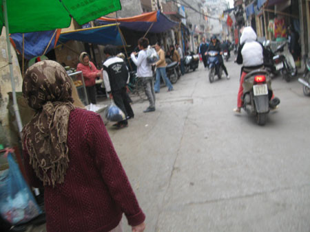 Trong thời tiết giá lạnh và khá u ám, không khí vắng vẻ đã bao trùm lên các chợ ở Hà Nội ngay từ buổi sáng nay. Trong thời tiết giá lạnh và khá u ám, không khí vắng vẻ đã bao trùm lên các chợ ở Hà Nội ngay từ buổi sáng nay.