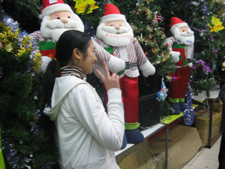 Tạo dáng cùng... hàng hóa.