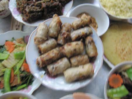 Những chiếc nem thơm ngon này được cuốn từ miến và nấm hương. Những chiếc nem thơm ngon này được cuốn từ miến và nấm hương.