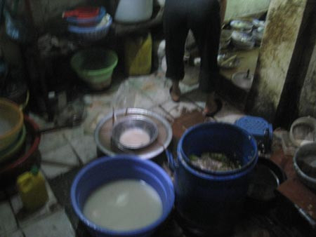 Mục kích món canh pha nước lã, SV hết muốn ăn cơm ảnh 2 Mục kích món canh pha nước lã, SV hết muốn ăn cơm ảnh 2