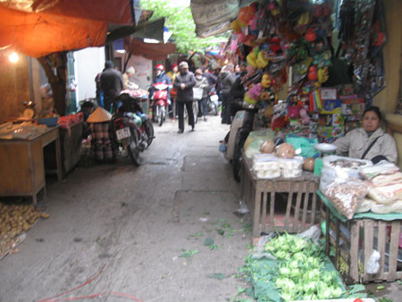 Đìu hiu từ hừ hàng rau đến hàng quần áo. Đìu hiu từ hừ hàng rau đến hàng quần áo.