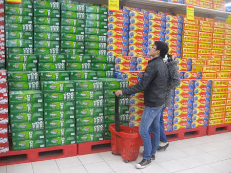 NTD thờ ơ, có siêu thị dùng cả ô tô khuyến mãi kích cầu ảnh 1