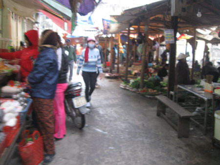 Hầu hết các quầy hàng đều vắng khách. Hầu hết các quầy hàng đều vắng khách.