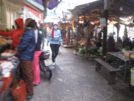 Hầu hết các quầy hàng đều vắng khách. Hầu hết các quầy hàng đều vắng khách.