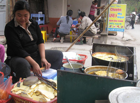 Bất ngờ bán bánh khoai, bánh chuối mùa rét: Lãi 1 triệu/ngày ảnh 1 Bất ngờ bán bánh khoai, bánh chuối mùa rét: Lãi 1 triệu/ngày ảnh 1