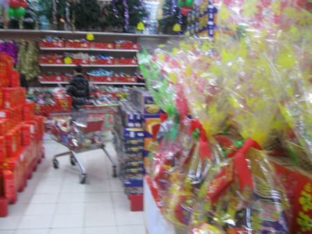 Hơn 10h sáng, khu hàng quà Tết hầu như không có khách. Hơn 10h sáng, khu hàng quà Tết hầu như không có khách.