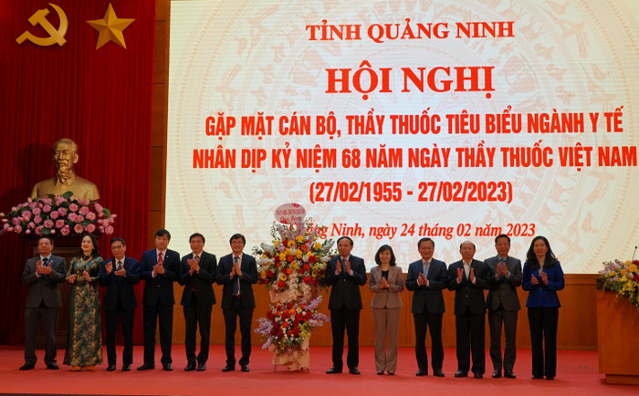 Lãnh đạo tỉnh Quảng Ninh tặng hoa chúc mừng Ngày Thầy thuốc Việt Nam 27/2 (Ảnh: Phạm Linh) Lãnh đạo tỉnh Quảng Ninh tặng hoa chúc mừng Ngày Thầy thuốc Việt Nam 27/2 (Ảnh: Phạm Linh)