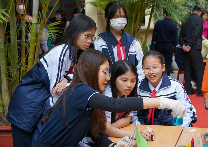 Phát triển giáo dục STEM giúp nâng cao năng lực học sinh. (Ảnh: Phạm Linh)