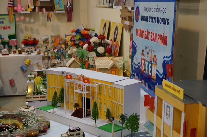 Hơn 450 sản phẩm STEM được trưng bày trong ngày hội. (Ảnh: Phạm Linh)