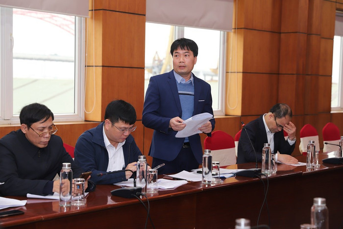 Đại diện Phòng Giáo dục và Đào tạo quận Hồng Bàng báo cáo và nêu ý kiến đề xuất khi thực hiện thí điểm xây dựng quận học tập (Ảnh: Phạm Linh)