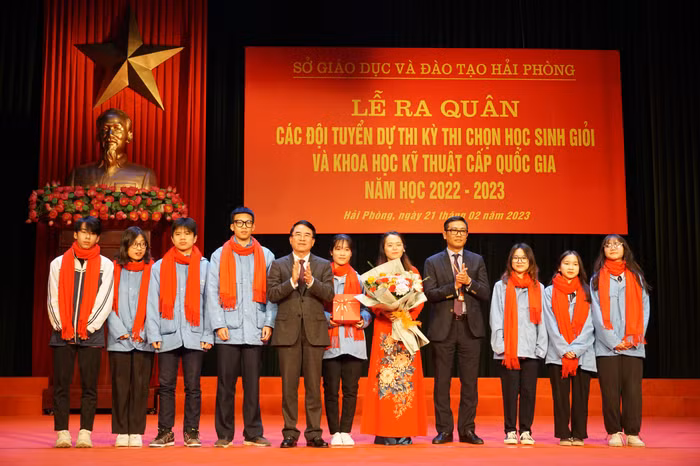 Lãnh đạo Ủy ban nhân dân thành phố Hải Phòng và Sở Giáo dục và Đào tạo động viên các học sinh tiêu biểu tham gia Kỳ thi chọn học sinh giỏi cấp quốc gia môn Lịch sử (Ảnh: Phạm Linh)