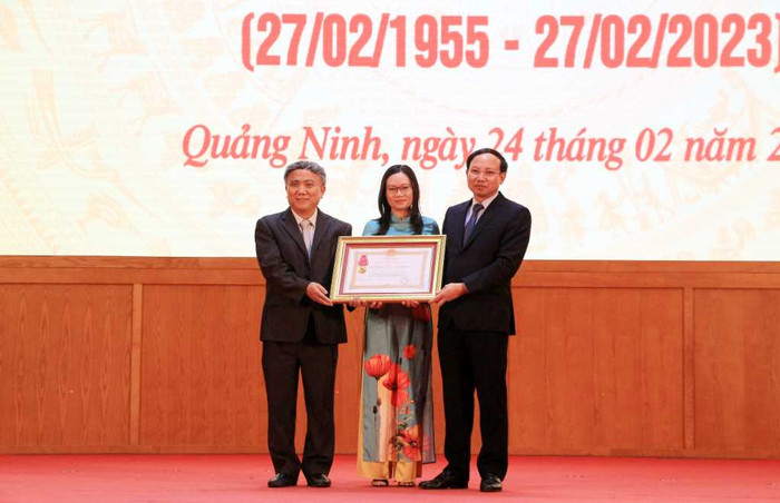Thừa uỷ quyền của Chủ tịch nước, ông Nguyễn Xuân Ký đã trao Huân chương Lao động hạng Nhì cho Khoa Nội tiêu hoá, Bệnh viện Việt Nam - Thuỵ Điển (Ảnh: CTV) Thừa uỷ quyền của Chủ tịch nước, ông Nguyễn Xuân Ký đã trao Huân chương Lao động hạng Nhì cho Khoa Nội tiêu hoá, Bệnh viện Việt Nam - Thuỵ Điển (Ảnh: CTV)