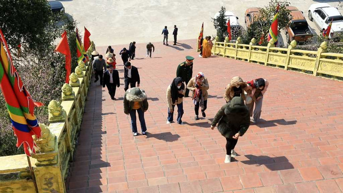 Du khách hành hương đến Ngoạ Vân. (Ảnh: Phạm Linh)