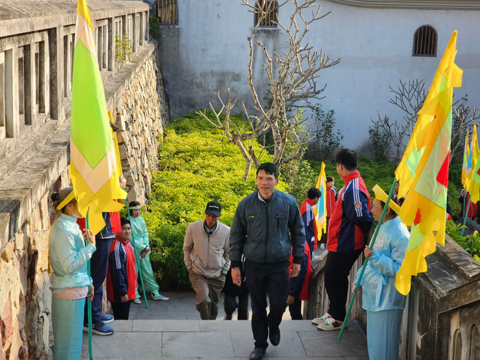Học sinh Trường Cao đẳng Công nghiệp và Xây dựng tham gia hỗ trợ đón du khách tới tham dự ngày khai hội. (Ảnh: Phạm Linh)