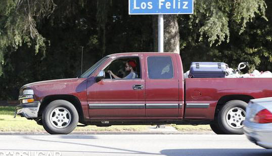 Robert lái xe chở đồ ra khỏi nhà của Kristen.