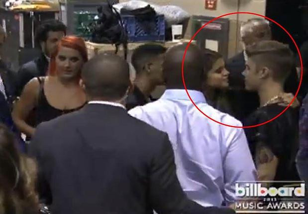 Selena và Justin bị bắt gặp hôn nhau tại hậu trường Billboard Awards. Selena và Justin bị bắt gặp hôn nhau tại hậu trường Billboard Awards.