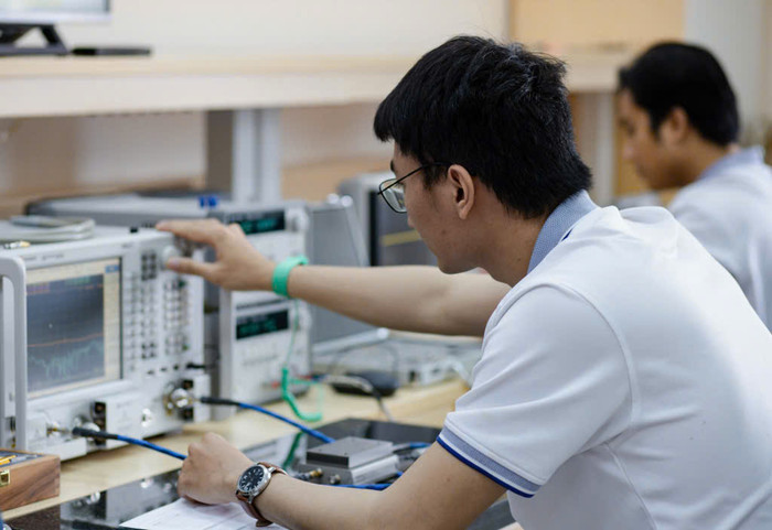 Sinh viên Trường Đại học Bách khoa, Đại học Quốc gia thành phố Hồ Chí Minh thực hành Thiết kế vi mạch. (Ảnh: website nhà trường)