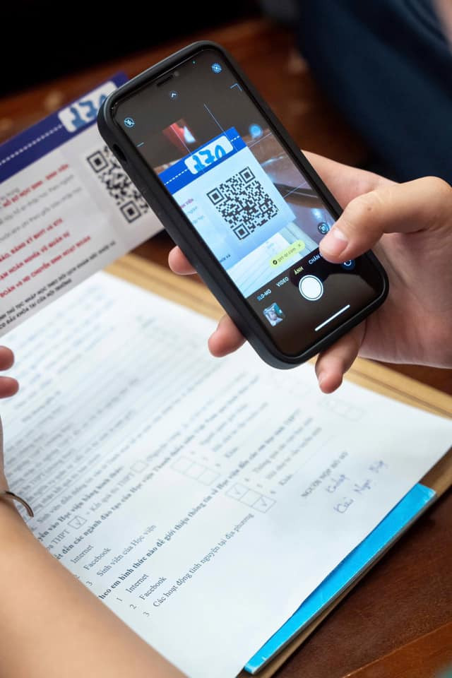 Tân sinh viên quét mã QR để truy cập các thông tin. 459122757_950059053828685_8946310105506229570_n.jpg