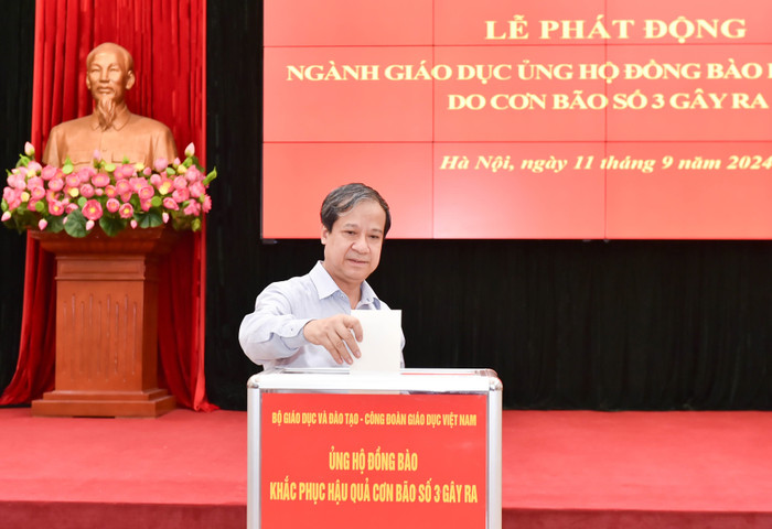 Bộ trưởng Nguyễn Kim Sơn ủng hộ đồng bào thiệt hại bão số 3. Bộ trưởng Nguyễn Kim Sơn ủng hộ đồng bào thiệt hại bão số 3.jpg