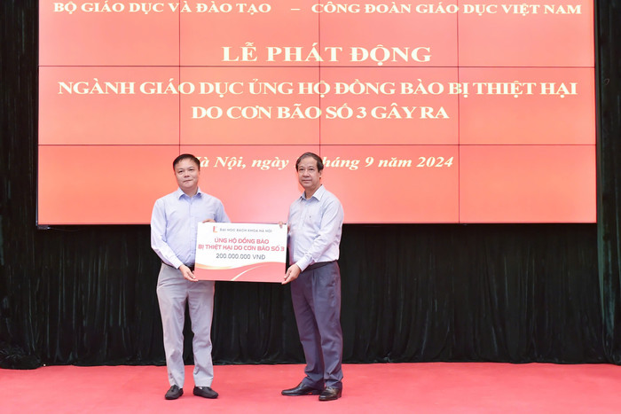 Bộ trưởng Nguyễn Kim Sơn tiếp nhận ủng hộ của Đại học Bách khoa Hà Nội. Bộ trưởng Nguyễn Kim Sơn tiếp nhận ủng hộ của Đại học Bách khoa Hà Nội.jpg