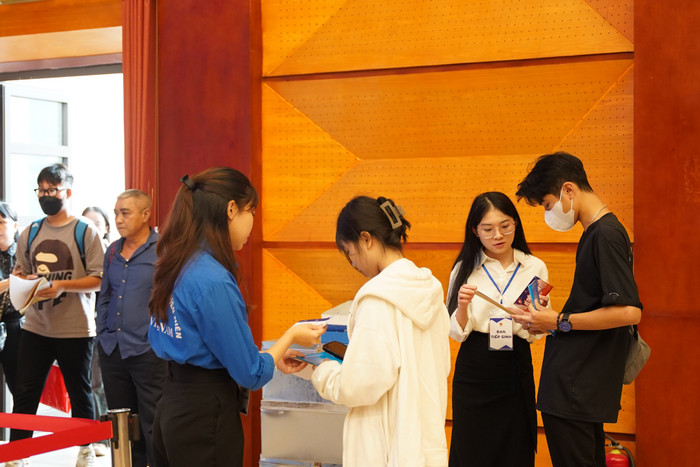 Tân sinh viên nhập học tại Học viện Thanh thiếu niên Việt Nam được hướng dẫn làm các thủ tục cần thiết. Ảnh: NTCC 459649070_950147253819865_7202271997419501195_n.jpg