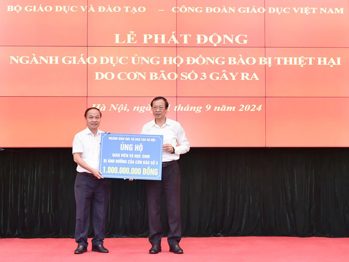 Thứ trưởng Phạm Ngọc Thưởng tiếp nhận ủng hộ của ngành Giáo dục Hà Nội. Thứ trưởng Phạm Ngọc Thưởng tiếp nhận ủng hộ của ngành Giáo dục Hà Nội.jpg