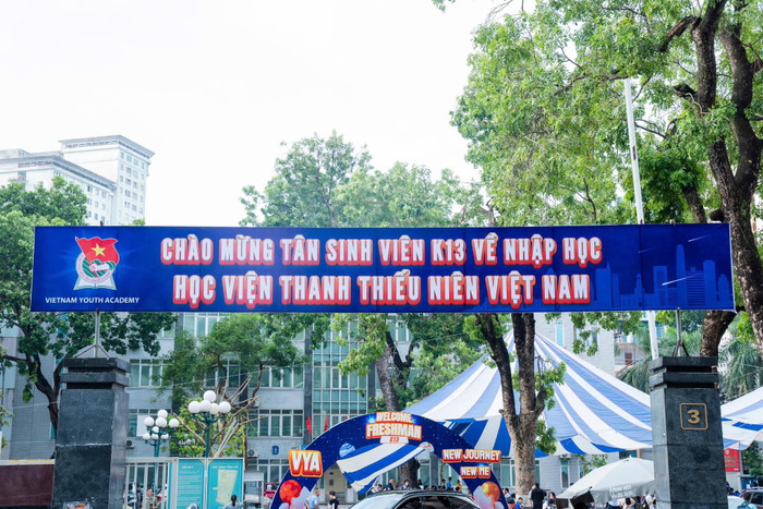 Băng rôn, khẩu hiệu chào đón các thành viên mới được căng lên khắp nơi. Ảnh: NTCC 459471743_950008967167027_7474876121385293240_n.jpg