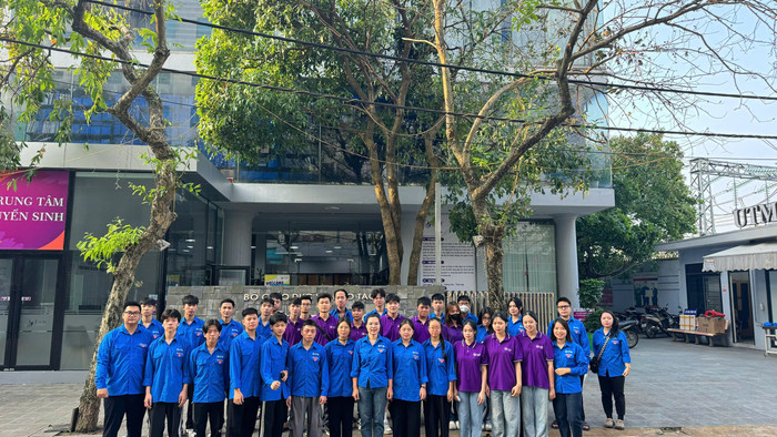 Sinh viên Trường Đại học Công nghệ và Quản lý Hữu Nghị hỗ trợ khắc phục hậu quả do mưa, bão. Ảnh: NTCC. a7dba827-c3aa-4b1a-958f-3afc043d665e.jpg