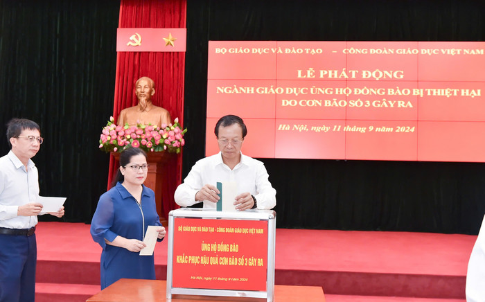 Lãnh đạo Bộ Giáo dục và Đào tạo ủng hộ đồng bào thiệt hại do bão số 3. Lãnh đạo Bộ GDĐT ủng hộ đồng bào thiệt hại do bão số 3.jpg