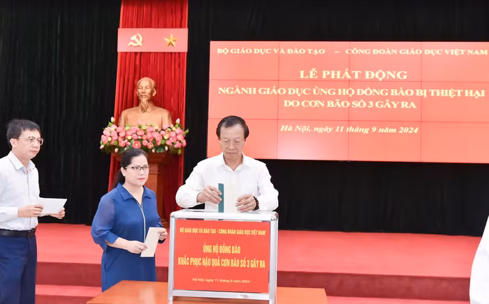Lãnh đạo Bộ GDĐT ủng hộ đồng bào thiệt hại do bão số 3.jpg