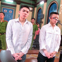 "Đại bàng" Trần Văn Hà và đàn em trước vành móng ngựa. "Đại bàng" Trần Văn Hà và đàn em trước vành móng ngựa.