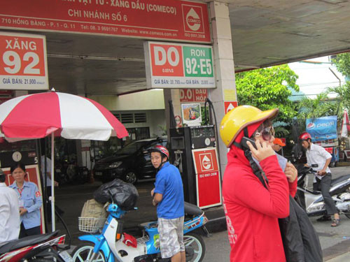 Nghe điện thoại ở cây xăng bị phạt 5 triệu đồng: Vẫn vô tư "alo" ảnh 1 Nghe điện thoại ở cây xăng bị phạt 5 triệu đồng: Vẫn vô tư "alo" ảnh 1