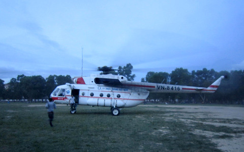 Nạn nhân được đưa vào phần sau của chiếc trực thăng Nạn nhân được đưa vào phần sau của chiếc trực thăng