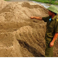 Đống cát nơi thi thể chị Hợp bị vùi lấp. Đống cát nơi thi thể chị Hợp bị vùi lấp.