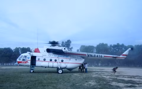 Đúng 18h, chiếc trực thăng mang số hiệu VN- 8416 thuộc Tổng Cty trực thăng Việt Nam đã có mặt tại sân bóng trung tâm TP. Hà Tĩnh. Trước đó, khi chiếc trực thăng chưa đến thì đã có rất nhiều cán bộ chiến sỹ quân đội Hà Tĩnh đã ra, yêu cầu những thanh niên đá bóng lùi ra khoảng cách an toàn để chiếc trực thăng đáp xuống. Đúng 18h35, chiếc xe cấp cứu 115 Hà Tĩnh đã đưa nạn nhân ra điểm đáp của trực thăng. Nạn nhân nhanh chóng được đưa lên trực thăng và bay ra Hà Nội. Hàng nghìn người dân thành phố Hà Tĩnh đã không khỏi ngỡ ngàng khi biết thông tin chiếc máy bay bay từ Hà Nội vào Hà Tĩnh để chở một nạn nhân cấp cứu. Được biết, điểm đáp xuống tại Hà Nội sẽ là Bệnh viện quân y 108. Theo thông tin từ người nhà nạn nhân, chị Trần Thị Thảo đang là giáo viên một trường THCS tại huỵện Lộc Hà. Vụ việc đình đám này đã khiến cho nhiều người không khỏi bàn tán xôn xao về quan hệ của gia đình này. Đúng 18h, chiếc trực thăng mang số hiệu VN- 8416 thuộc Tổng Cty trực thăng Việt Nam đã có mặt tại sân bóng trung tâm TP. Hà Tĩnh. Trước đó, khi chiếc trực thăng chưa đến thì đã có rất nhiều cán bộ chiến sỹ quân đội Hà Tĩnh đã ra, yêu cầu những thanh niên đá bóng lùi ra khoảng cách an toàn để chiếc trực thăng đáp xuống. Đúng 18h35, chiếc xe cấp cứu 115 Hà Tĩnh đã đưa nạn nhân ra điểm đáp của trực thăng. Nạn nhân nhanh chóng được đưa lên trực thăng và bay ra Hà Nội. Hàng nghìn người dân thành phố Hà Tĩnh đã không khỏi ngỡ ngàng khi biết thông tin chiếc máy bay bay từ Hà Nội vào Hà Tĩnh để chở một nạn nhân cấp cứu. Được biết, điểm đáp xuống tại Hà Nội sẽ là Bệnh viện quân y 108. Theo thông tin từ người nhà nạn nhân, chị Trần Thị Thảo đang là giáo viên một trường THCS tại huỵện Lộc Hà. Vụ việc đình đám này đã khiến cho nhiều người không khỏi bàn tán xôn xao về quan hệ của gia đình này.