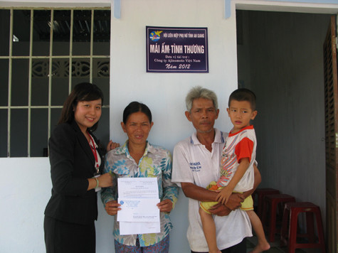 Đại diện công ty Ajinomoto Việt Nam trao nhà tình nghĩa ở An Giang Đại diện công ty Ajinomoto Việt Nam trao nhà tình nghĩa ở An Giang