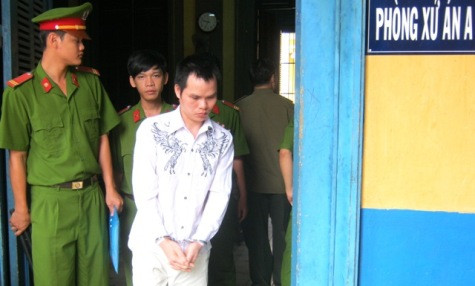 Công an dẫn giải bị cáo Hoàng Văn Huy Công an dẫn giải bị cáo Hoàng Văn Huy