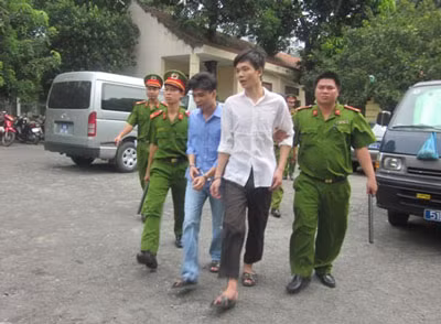 Hai tên "yêu râu xanh" tại tòa