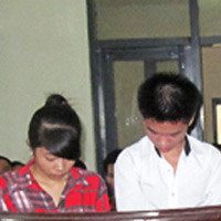 Hai bị cáo tại phiên toà xét xử sơ thẩm.